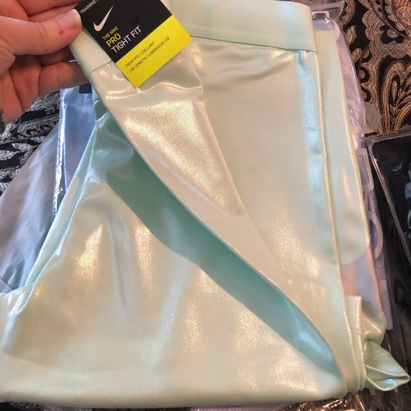 NWT NikePro 7/8 Tight in Igloo-Sold out everywhere - Picture 6 of 6